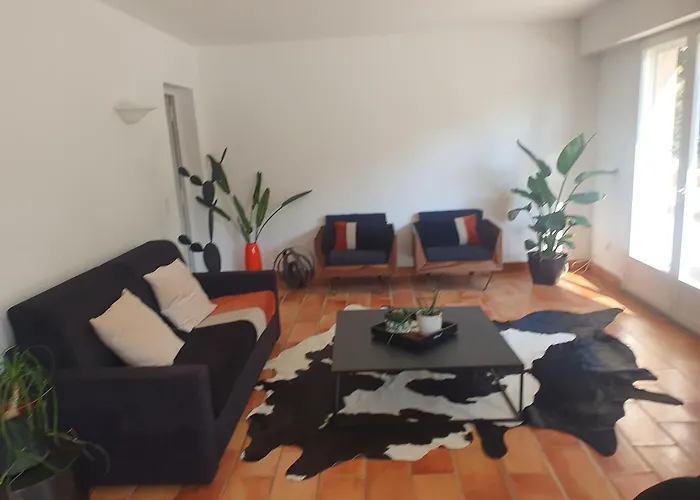 Bas De Villa Avec Piscine A Partager, Sur La Cote D'Azur