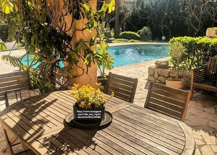Bas De Villa Avec Piscine A Partager, Sur La Cote D'Azur